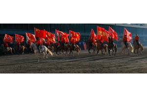 “唱著刀歌游新疆”—這些天，全國(guó)游客在這里歡聚