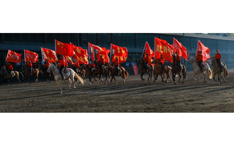 “唱著刀歌游新疆”—這些天，全國游客在這里歡聚